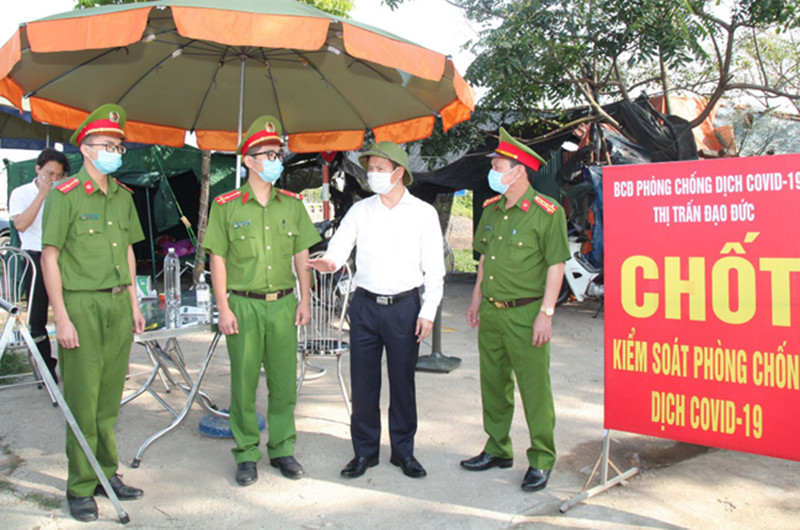 Lãnh đạo tỉnh Vĩnh Phúc động viên lực lượng công an tỉnh tại các chốt kiểm soát dịch.
