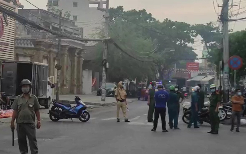 Lực lượng chức năng phong toả hiện trường nơi xảy ra vụ cháy.