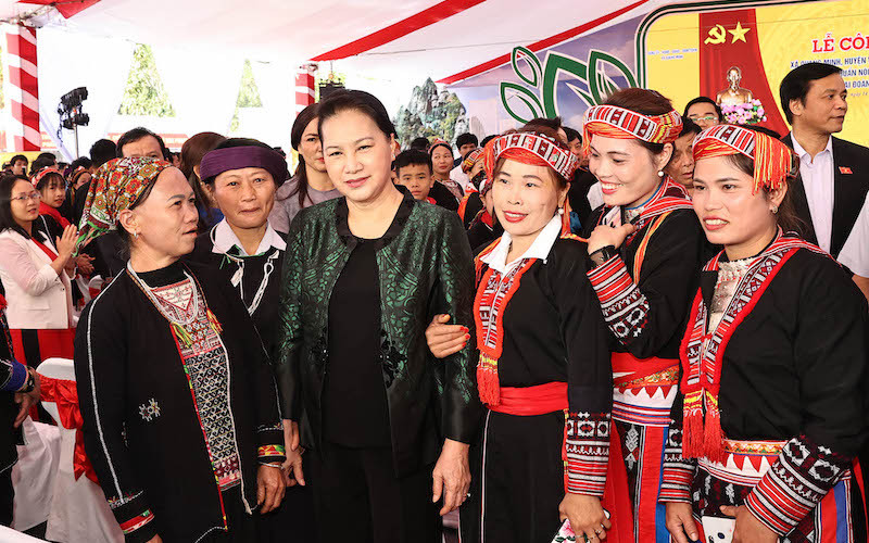 Chủ tich Quốc hội Nguyễn Thị Kim Ngân với nhân dân các dân tộc xã Quang Minh, huyện Văn Yên, tỉnh Yên Bái.