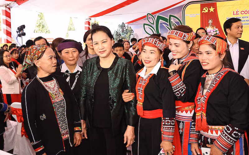 Chủ tich Quốc hội Nguyễn Thị Kim Ngân với nhân dân các dân tộc xã Quang Minh, huyện Văn Yên, tỉnh Yên Bái.