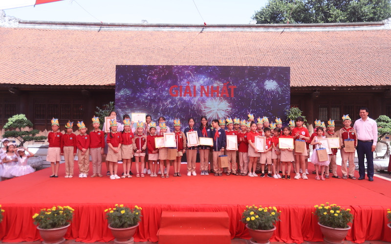 Ban Tổ chức trao giải cho các em có nhiều sáng kiến, sáng tạo trong sáng tác về thầy giáo Chu Văn An.