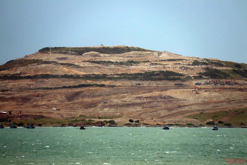 Hòn Rơm, Mũi Né, TP Phan Thiết (Bình Thuận) bị san ủi khi chưa có báo cáo đánh giá tác động môi trường được phê duyệt. (Ảnh: Hà Tuấn)