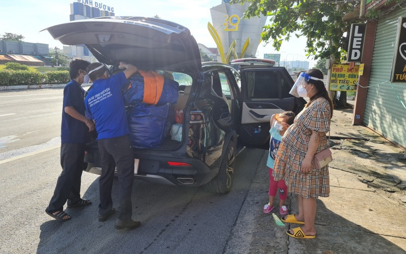 Nhóm tình nguyện viên giúp gia đình chị Loan sắp xếp đồ để trở về quê.