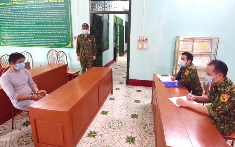 Lực lượng biên phòng lấy lời khai tại đồn Pò Hèn.