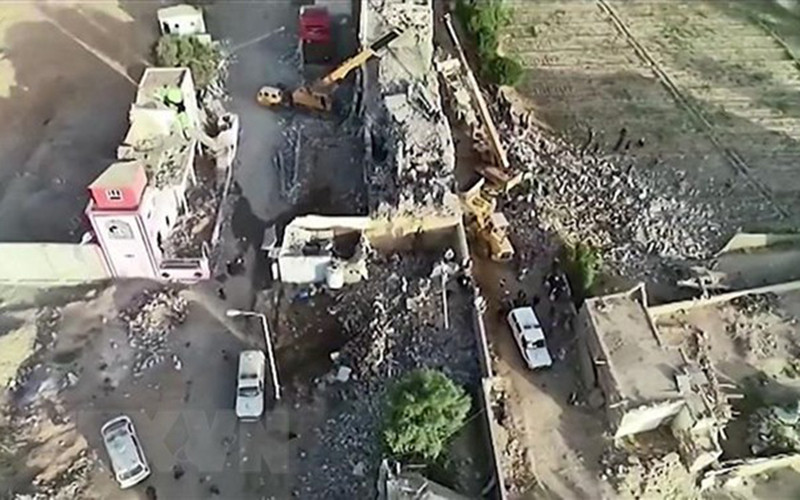 Nhà tù bị phá hủy sau cuộc không kích tại tỉnh Saada, miền Bắc Yemen, ngày 21/1/2022. (Ảnh: AFP/TTXVN)