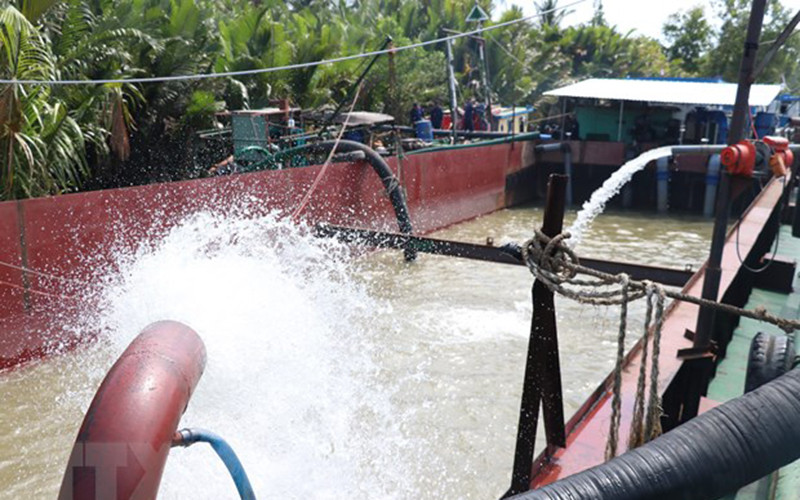 Bơm nước ngọt từ sà lan về Nhà máy nước xử lý. (Ảnh: TTXVN)