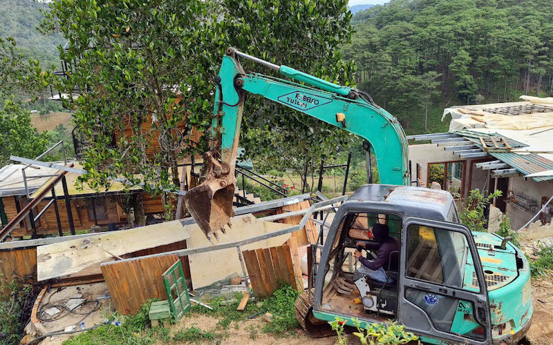 Lực lượng chức năng tiến hành tháo dỡ công trình trái phép tại tiểu khu 268.