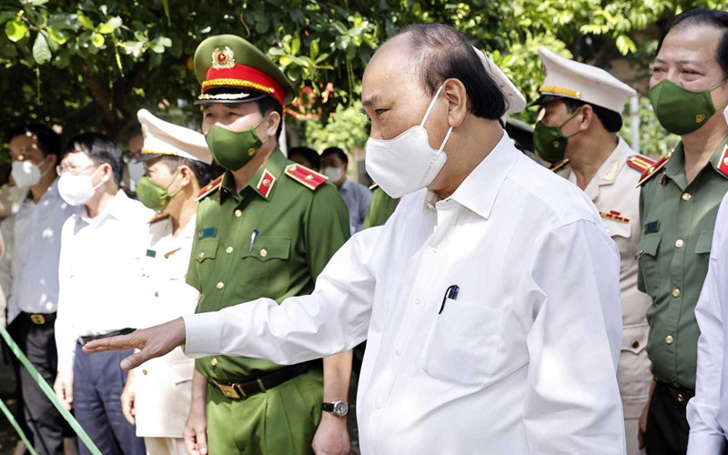 Chủ tịch nước Nguyễn Xuân Phúc kiểm tra công tác xét đặc xá năm 2021 tại trại giam Ngọc Lý, ngày 18/8 (Ảnh: TTXVN)