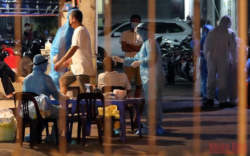 Xét nghiệm Covid-19 cho người dân Hà Nội. (Ảnh: DUY LINH)