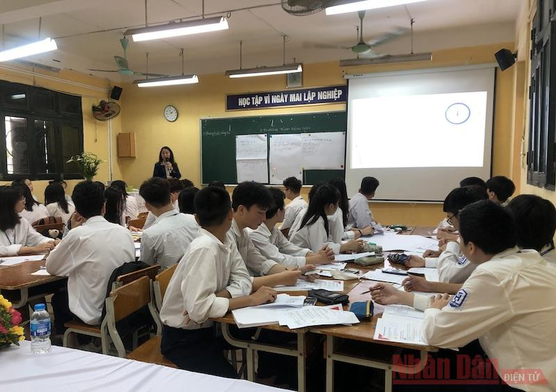 Giờ học thực nghiệm sách giáo khoa mới môn Toán tại Trường THPT Tây Hồ (Hà Nội). Ảnh: VIỆT DŨNG