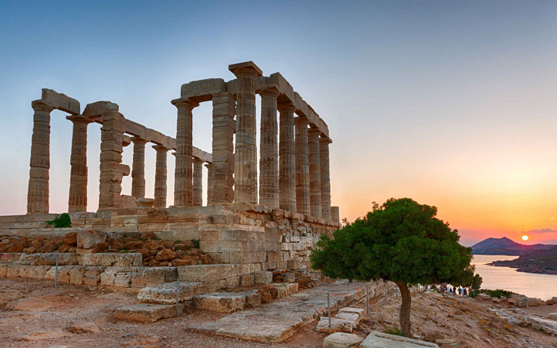 Toàn cảnh ngôi đền thờ Thần Biển Poseidon tại Mũi Sounion, cực Nam của bán đảo Attica được xây dựng vào năm 440 trước CN. 