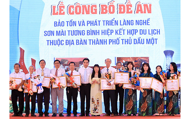 Biểu dương, khen thưởng các nghệ nhân, cá nhân đã góp phần bảo tồn, phát triển làng nghề sơn mài.