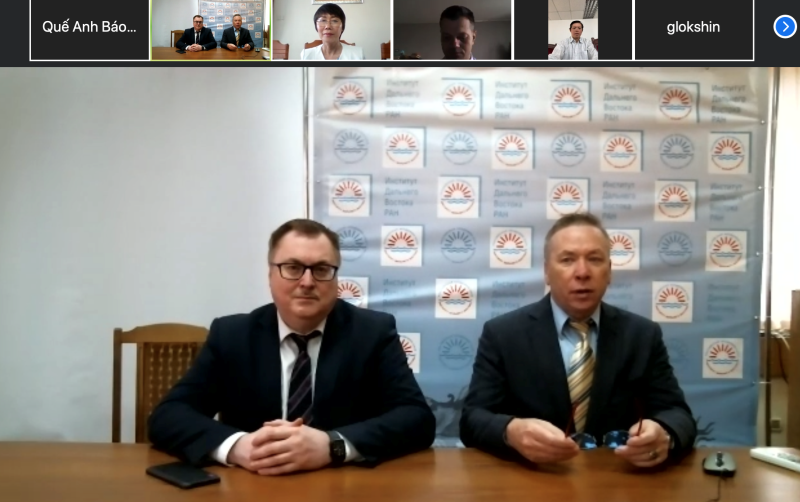 Giáo Sư A. Maslov, Viện trưởng Viễn Đông, Viện Hàn lâm khoa học Nga (bên trái) phát biểu tại phiên khai mạc hội thảo.