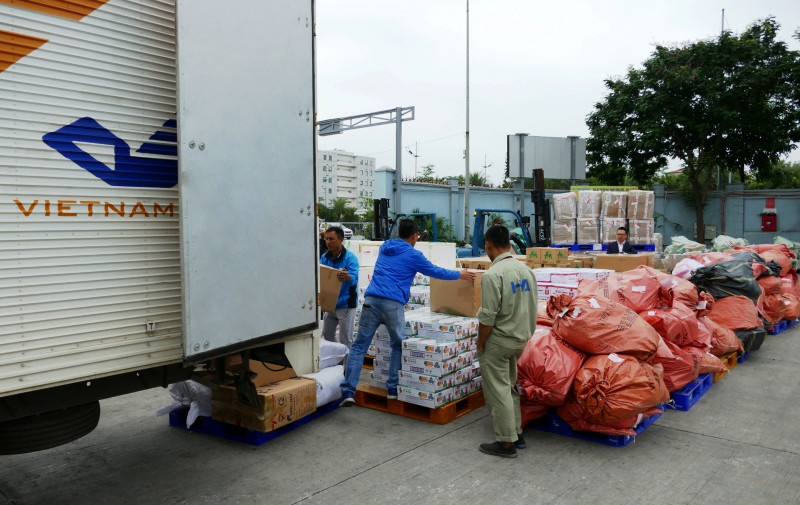 Xe vận chuyển hàng cứu trợ vào miền trung.