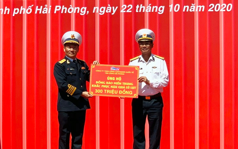 Thượng tá Bùi Văn Quỳ, Phó Tổng Giám đốc Tổng công ty Tân cảng Sài Gòn, Chủ tịch Hội đồng thành viên TC-HICT trao tiền ủng hộ đồng bào miền trung.