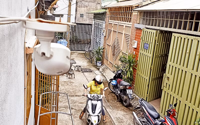 Một ca-mê-ra được lắp đặt trong khu dân cư quận 9.