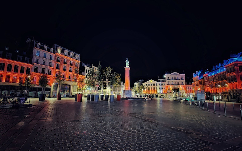 Quảng trường trung tâm TP Lille ở phía bắc vào giờ giới nghiêm. (Ảnh: Lille Actu)