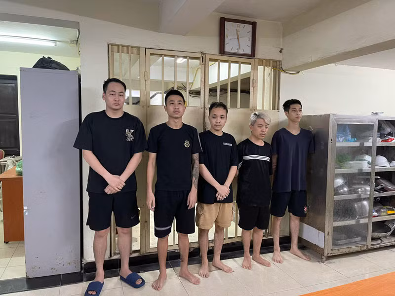 Các đối tượng đang bị Công an quận Hoàn Kiếm tạm giữ.