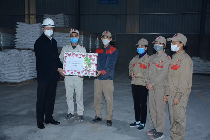 Chủ tịch UBND tỉnh Trần Huy Tuấn tặng quà cho công nhân lao động tại Khu công nghiệp phía nam tỉnh Yên Bái.