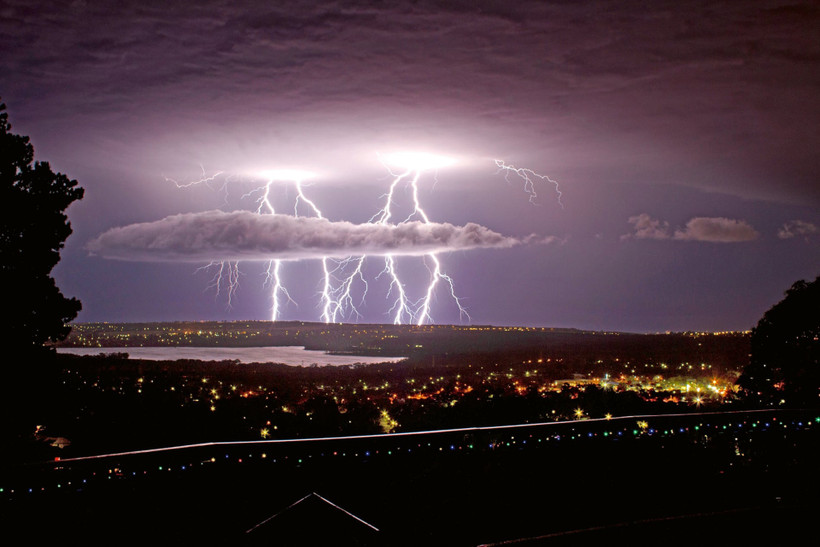 Tia chớp trên hồ trữ nước Thung lũng Hạnh phúc (Happy Valley) tại Adelaide, bang South Australia. (Ảnh: Jody Shadgett)