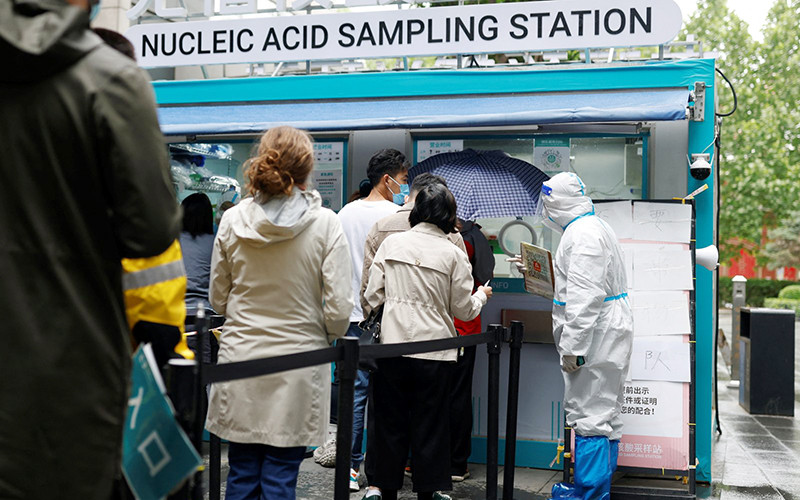 Người dân Trung Quốc xếp hàng chờ xét nghiệm Covid-19.