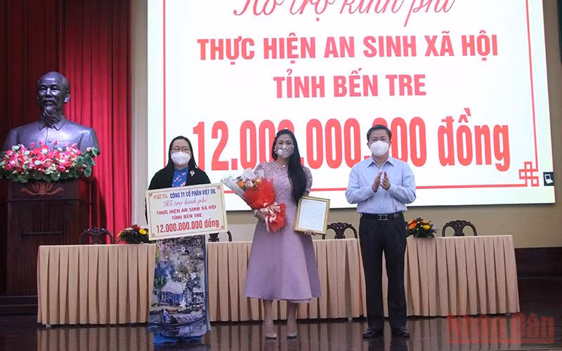 Bí thư Tỉnh ủy Bến Tre Lê Đức Thọ trao thư cảm ơn cho đơn vị hỗ trợ thực hiện an sinh xã hội.