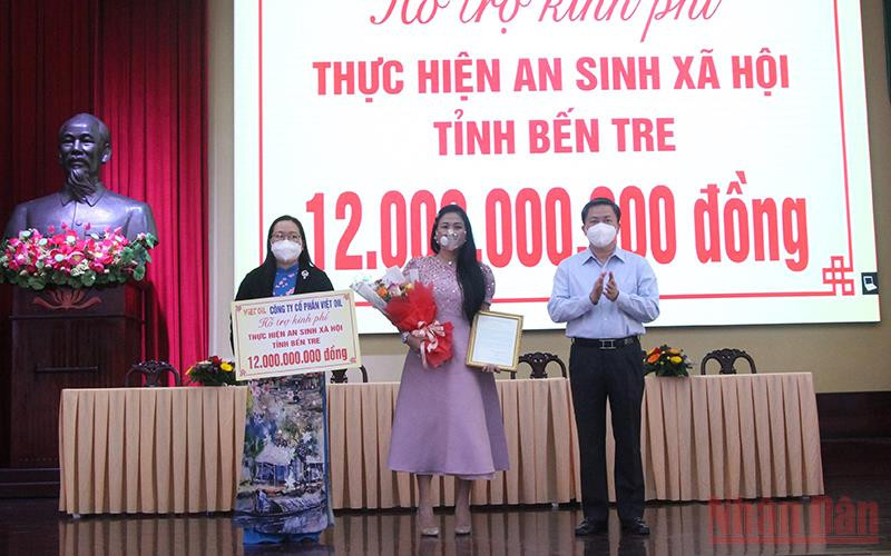 Bí thư Tỉnh ủy Bến Tre Lê Đức Thọ trao thư cảm ơn cho đơn vị hỗ trợ thực hiện an sinh xã hội.