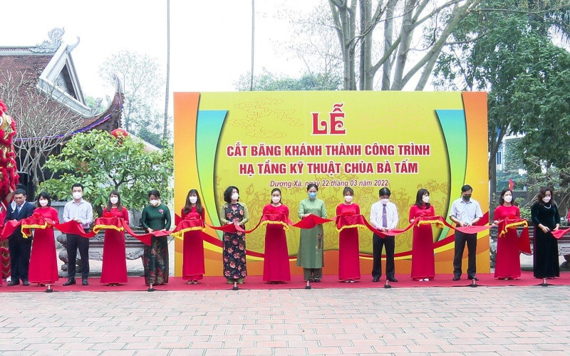 Các đại biểu cắt băng khánh thành dự án hạ tầng kỹ thuật chùa Bà Tấm.