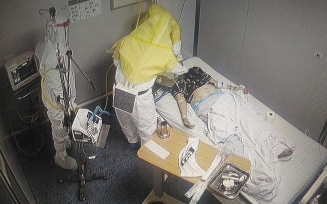 Các bác sĩ điều trị tích cực cho BN 1.465. (Ảnh: BVCC)