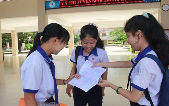 Thí sinh vui mừng sau khi kết thúc môn thi Ngữ văn vào buổi sáng.