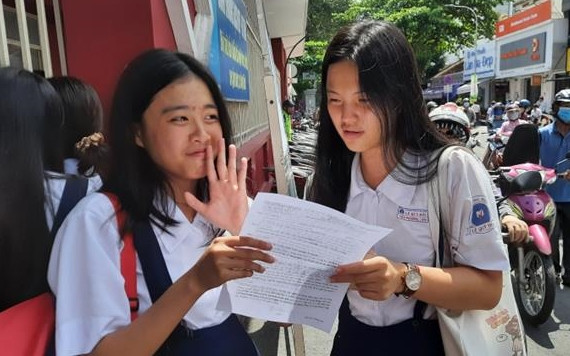 Thí sinh bàn luận về đề thi môn Toán.