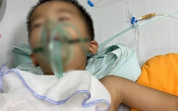 Bệnh nhi B.H.L được chăm sóc tích cực tại Bệnh viên Nhi tỉnh Thanh Hóa.