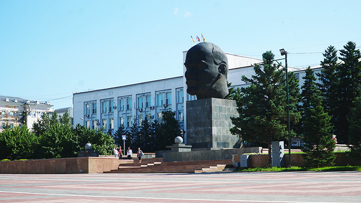 Ai tới thăm Ulan-Ude đều mang về tấm ảnh chụp tượng đài Lenin.