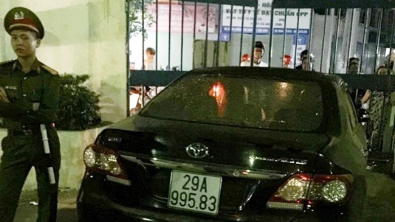 Chiếc xe ô-tô do ông Nguyễn Văn Điều lái gây tai nạn tại TP Thái Bình rồi bỏ chạy, chiều 8-5. (Ảnh NDCC)