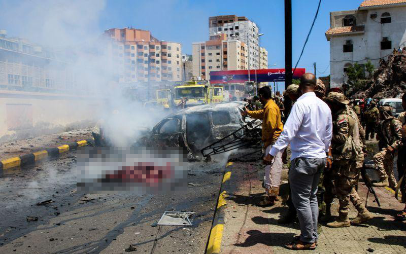 Hiện trường vụ đánh bom xe ở Aden, Yemen, ngày 10/10/2021. (Ảnh: Reuters)