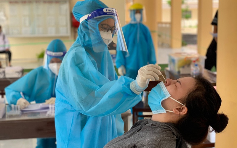 Lấy mẫu xét nghiệm Covid-19 cho người dân ở phường Lê Bình, quận Cái Răng, TP Cần Thơ. (Ảnh: Thanh Tâm)