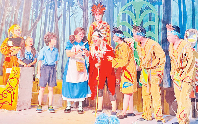 Vở kịch thiếu nhi "Bộ lạc nanh trắng" của Sân khấu kịch 5B đang được khán giả nhỏ tuổi yêu thích.