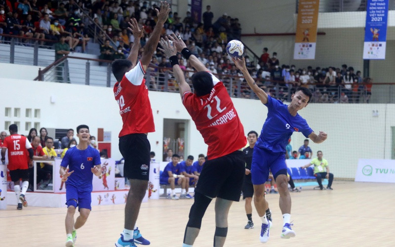 Pha ghi bàn của cầu thủ Vũ Chí Linh (số 9, Việt Nam).