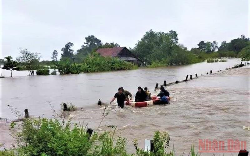 Các lực lượng chức năng huyện Ea Súp nỗ lực di dời các hộ dân bị ngập lụt đến nơi an toàn.