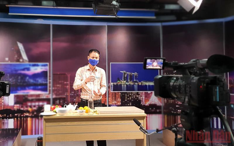 Giảng viên Trường đại học Mở Hà Nội hướng dẫn thí sinh thi tuyển trực tuyến môn năng khiếu.