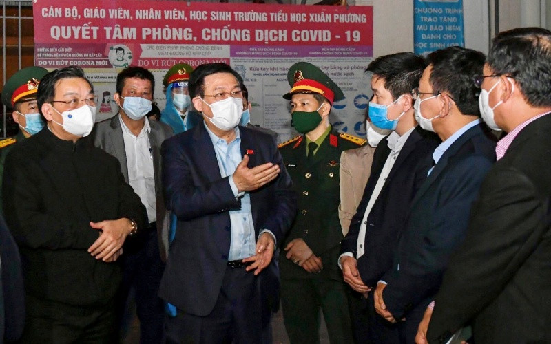 Đồng chí Vương Đình Huệ, Ủy viên Bộ Chính trị, Bí thư Thành ủy kiểm tra công tác phòng, chống dịch Covid-19 tại Trường tiểu học Xuân Phương, quận Nam Từ Liêm.