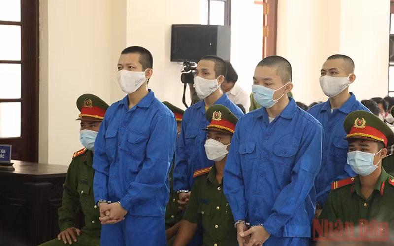 Các bị cáo liên quan đến vụ Tịnh thất Bồng Lai tại phiên tòa xét xử sơ thẩm. 