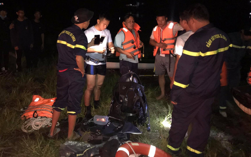 Lực lượng chức năng triển khai tìm kiếm nạn nhân trong đêm.