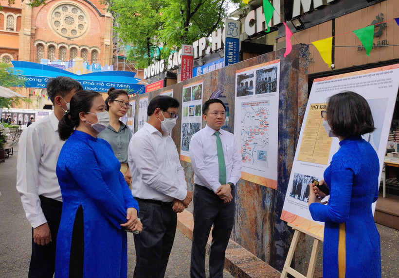 Các đại biểu tham quan triển lãm.