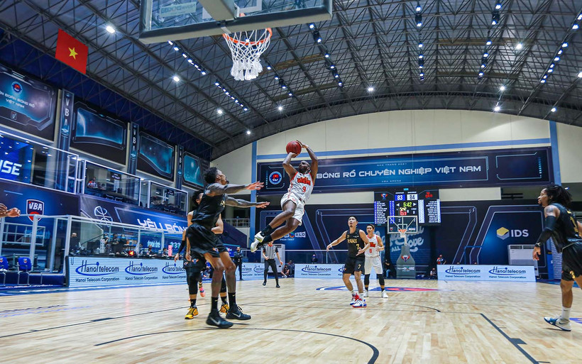 Các cầu thủ tranh tài trong một trận đấu thực nghiệm tại “bong bóng” VBA 2021. 