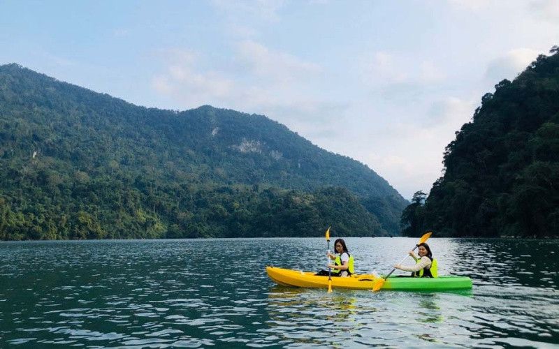 Du khách chèo thuyền kayak trên hồ Ba Bể. (Ảnh: Tuấn Sơn)
