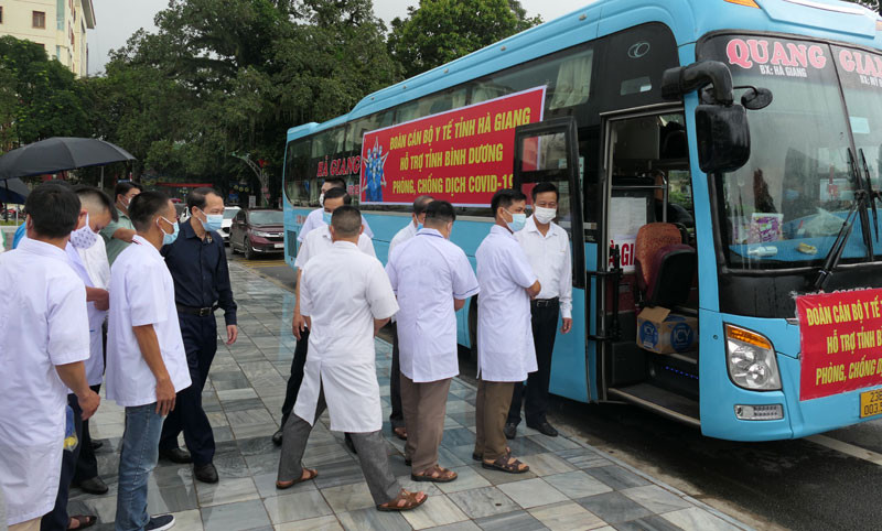 Lãnh đạo tỉnh Hà Giang tặng hoa tiễn cán bộ y tế vào tỉnh Bình Dương hỗ trợ chống dịch.