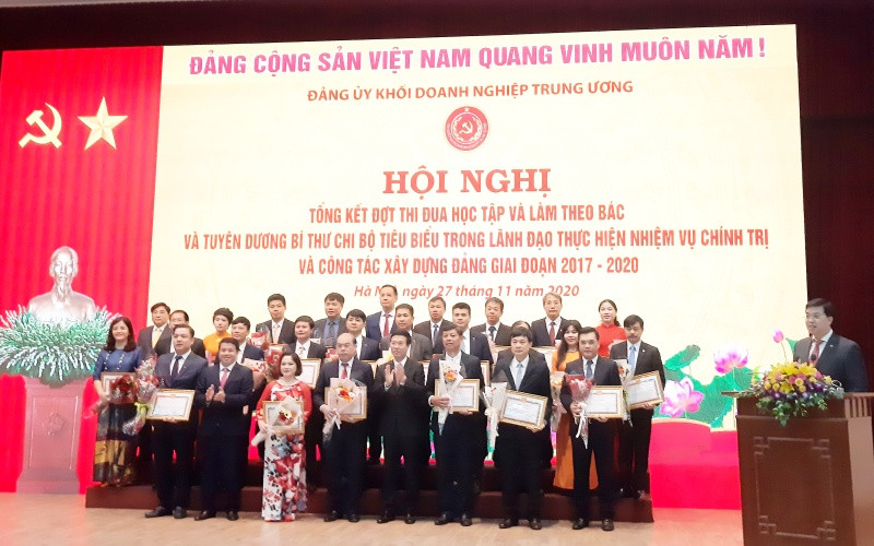 Đảng ủy Khối DNTƯ tuyên dương các tập thể, cá nhân; biểu dương các đồng chí bí thư chi bộ tiêu biểu.