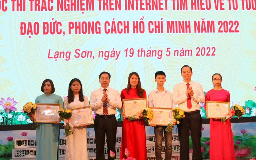 Đại diện lãnh đạo Tỉnh ủy Lạng Sơn trao giải Nhất cho các thí sinh tham dự Cuộc thi.