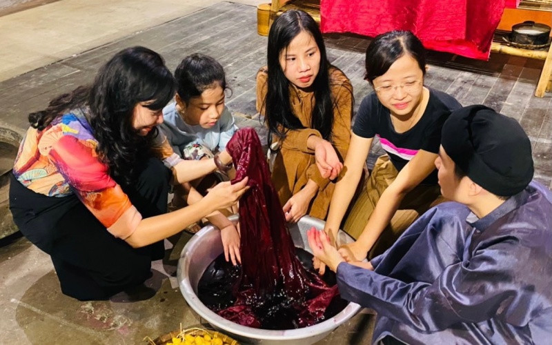 Nhuộm vải bằng thảo mộc.
